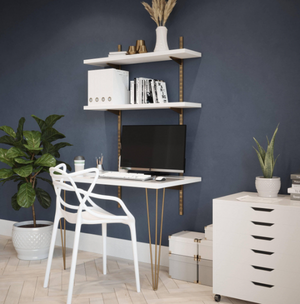 Meja kerja dengan pegangan tembaga yang mengkilap